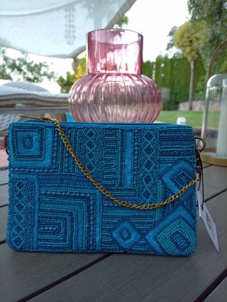 Cartera de mano azul y turquesa con cadena