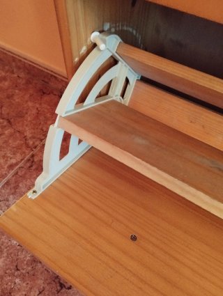 Perchero y zapatero de madera.