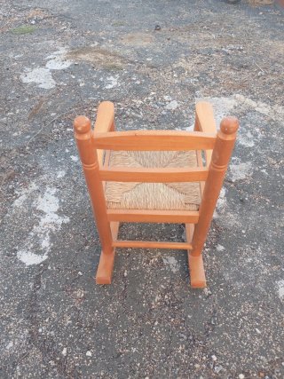 Mecedora infantil de ratán y madera