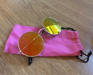 Gafas redondas doradas con lentes naranjas