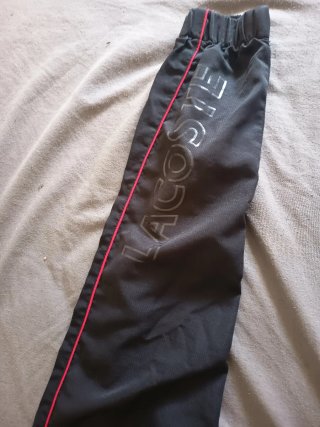 Chaqueta Lacoste Negra con Detalles Rojos