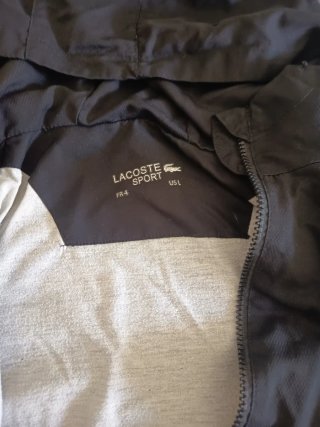 Chaqueta Lacoste Negra con Detalles Rojos