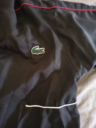 Chaqueta Lacoste Negra con Detalles Rojos
