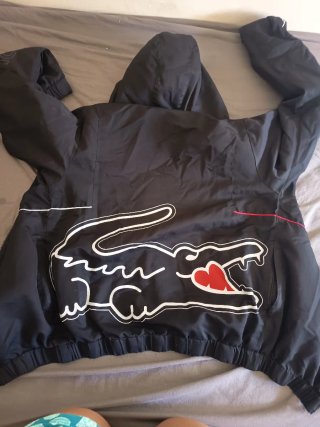 Chaqueta Lacoste Negra con Detalles Rojos