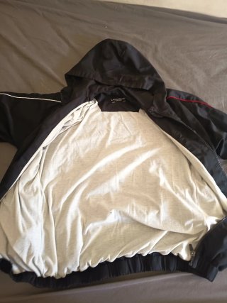 Chaqueta Lacoste Negra con Detalles Rojos