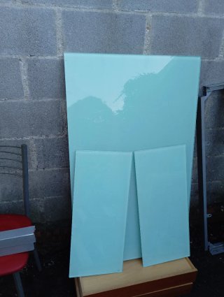 Mesa de cocina con 4 sillas rojas