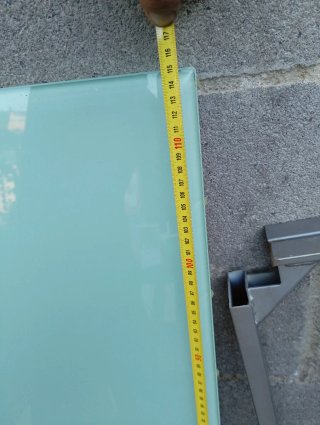 Mesa de cocina con 4 sillas rojas