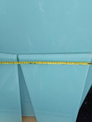 Mesa de cocina con 4 sillas rojas