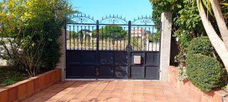 Portón de hierro forjado
