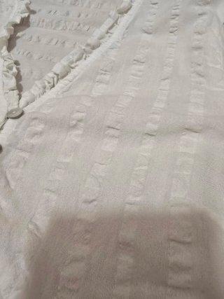 Blusa blanca con volantes y botones