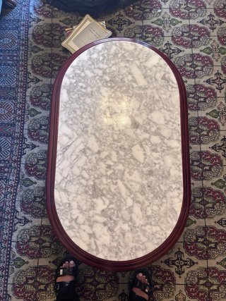 Mesa antigua de madera y mármol