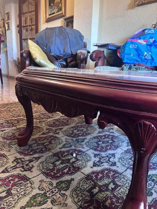 Mesa antigua de madera y mármol