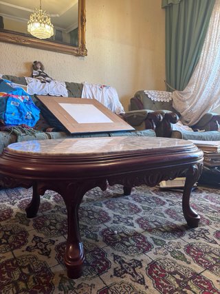 Mesa antigua de madera y mármol