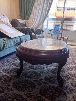 Mesa antigua de madera y mármol