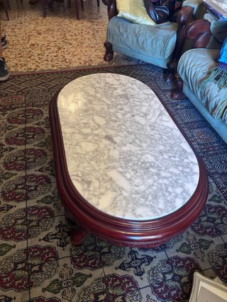 Mesa antigua de madera y mármol