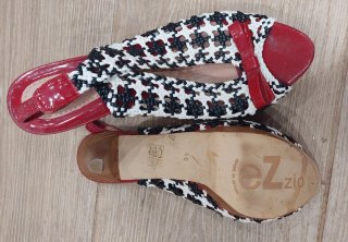 Zapatos de tacón multicolor y rojo