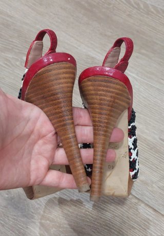 Zapatos de tacón multicolor y rojo