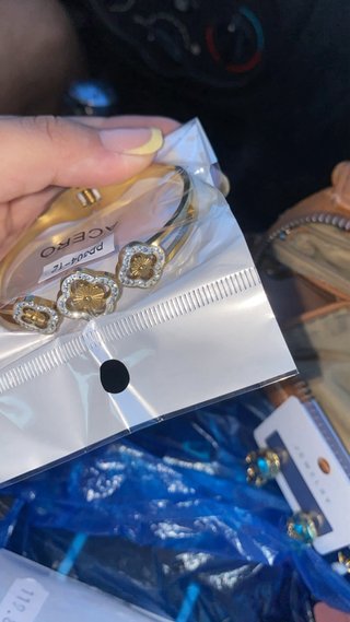 Conjunto de pulseras doradas y rosas