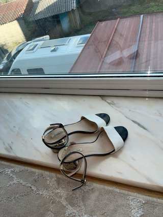 Sandalias de tacón blancas y negras