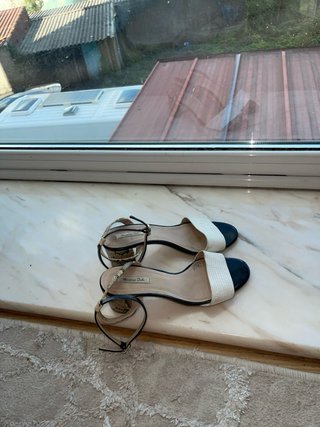 Sandalias de tacón blancas y negras