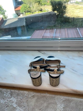 Sandalias de tacón blancas y negras