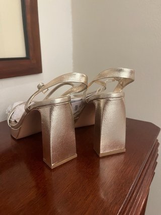 Sandalias tacón doradas Stradivarius