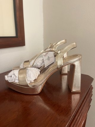 Sandalias tacón doradas Stradivarius