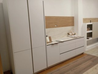 Muebles de cocina blancos y madera