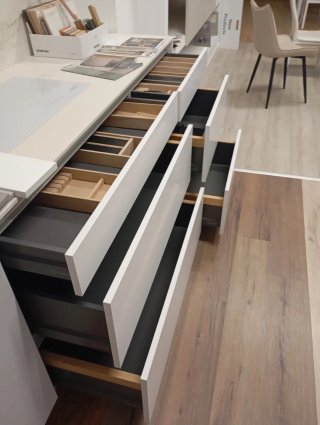 Muebles de cocina blancos y madera