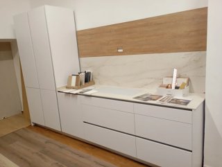 Muebles de cocina blancos y madera