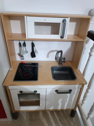 Cucina in legno IKEA con accessori e caffettiera