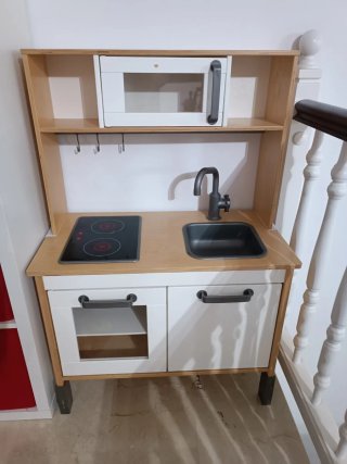 Cucina in legno IKEA con accessori e caffettiera