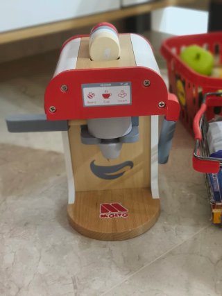 Cucina in legno IKEA con accessori e caffettiera