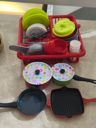 Cucina in legno IKEA con accessori e caffettiera