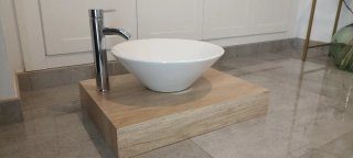Conjunto mueble baño suspendido con lavabo y grifo