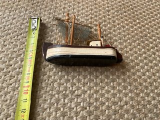 Barco miniatura antigo feito à mão