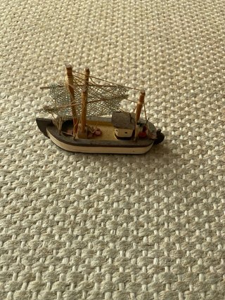 Barco miniatura antigo feito à mão