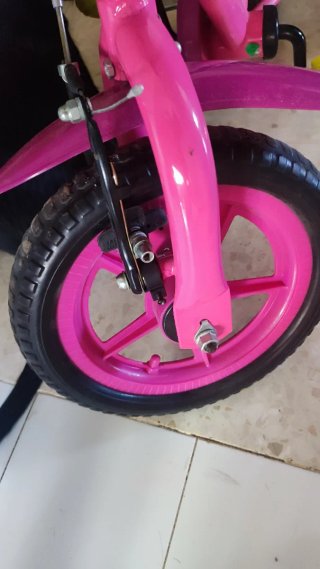 Bicicleta infantile rosa con ruote di supporto