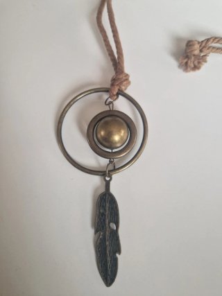 Colgante metal y cuero