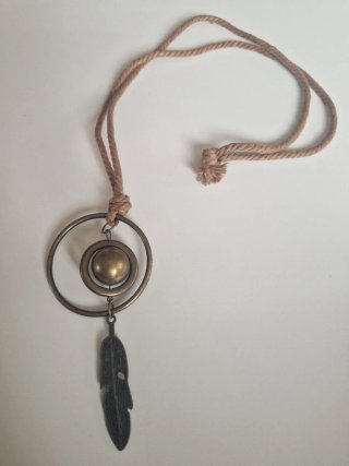 Colgante metal y cuero