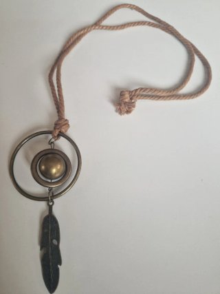Colgante metal y cuero