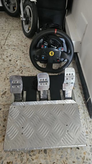 Volante Thrustmaster Ferrari con pedales