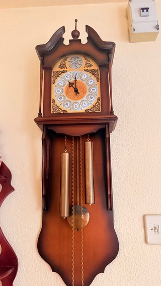 Reloj de pared antiguo de madera