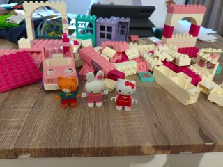 Hello Kitty construcciónes
