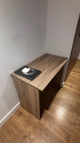 Mesa auxiliar de madera