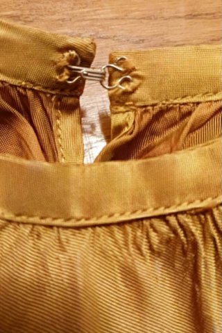 Top raso oro bronzo stile vintage Y2K