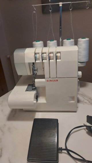 Máquina Overlock Singer 14SH754
