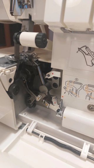 Máquina Overlock Singer 14SH754