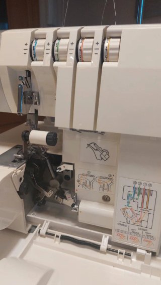Máquina Overlock Singer 14SH754