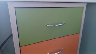 Cajonera de madera con cajones de colores